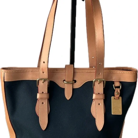 Dooney & Bourke
DOONEY & BOURKE VINTAGE CABRIOLET BUCKET BAG in Hunter Green - Picture 3 of 10